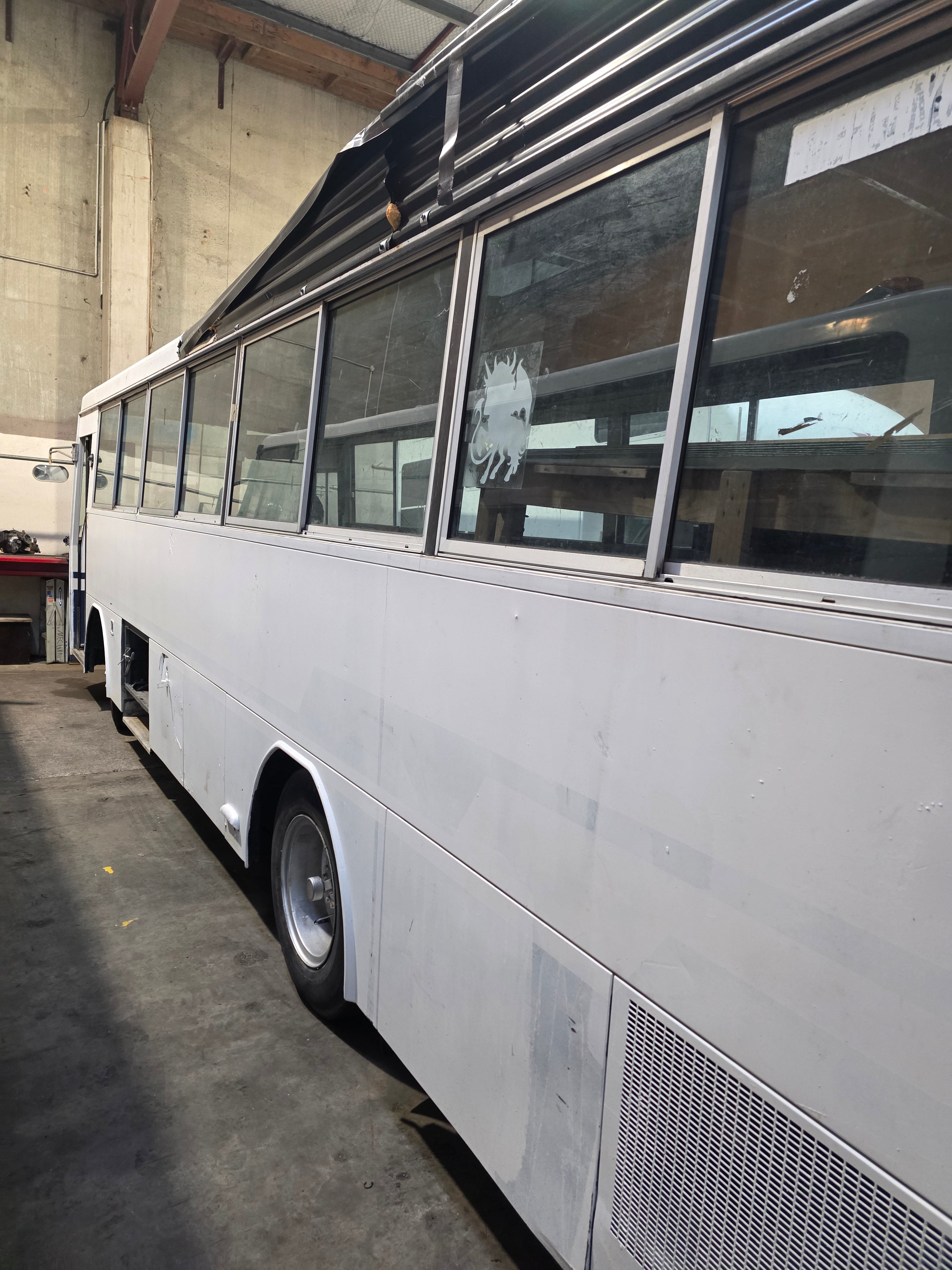 1987 Hino Rainbow H07C Pneumatic Bi-fold Door