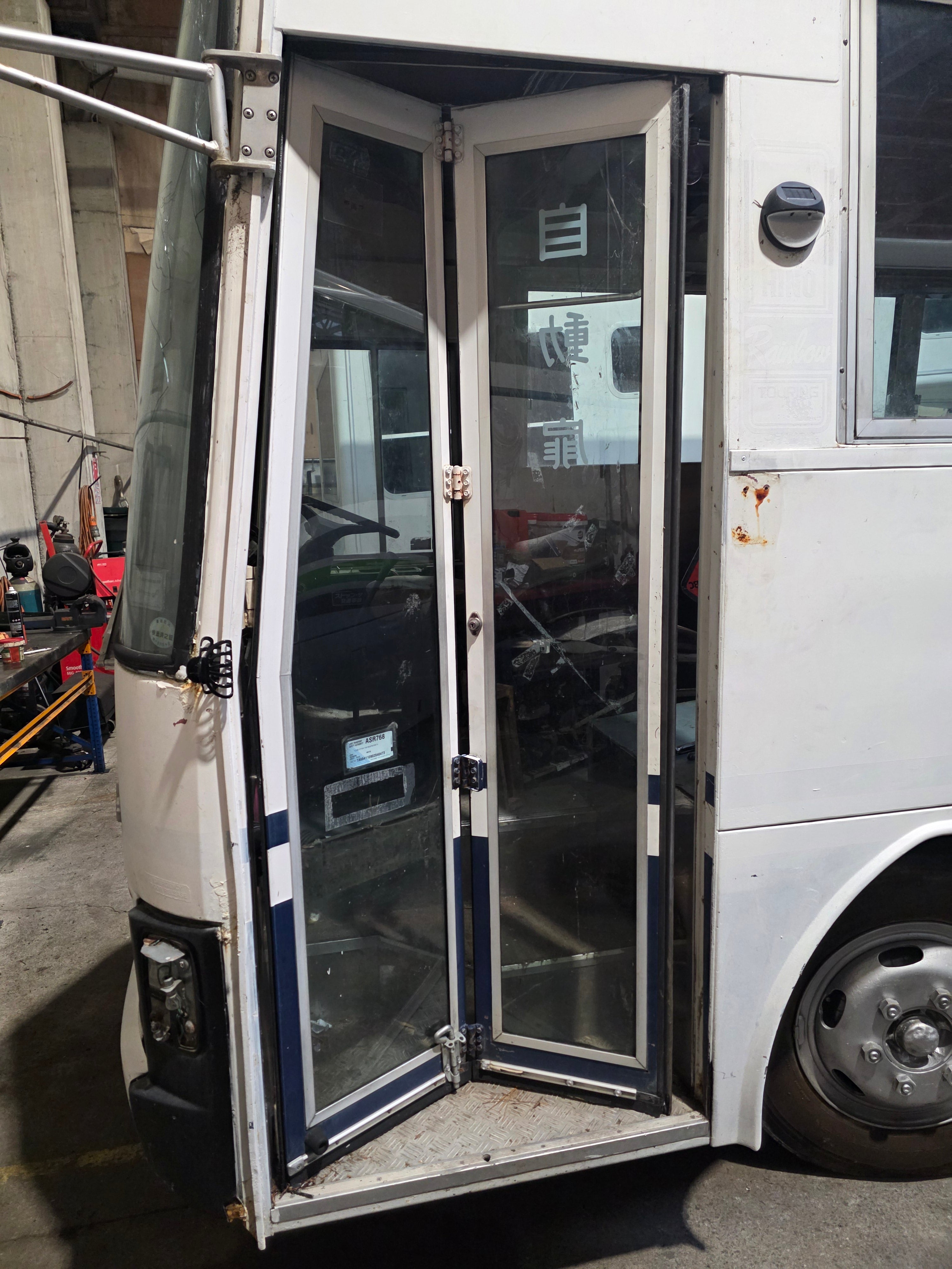 1987 Hino Rainbow H07C Pneumatic Bi-fold Door
