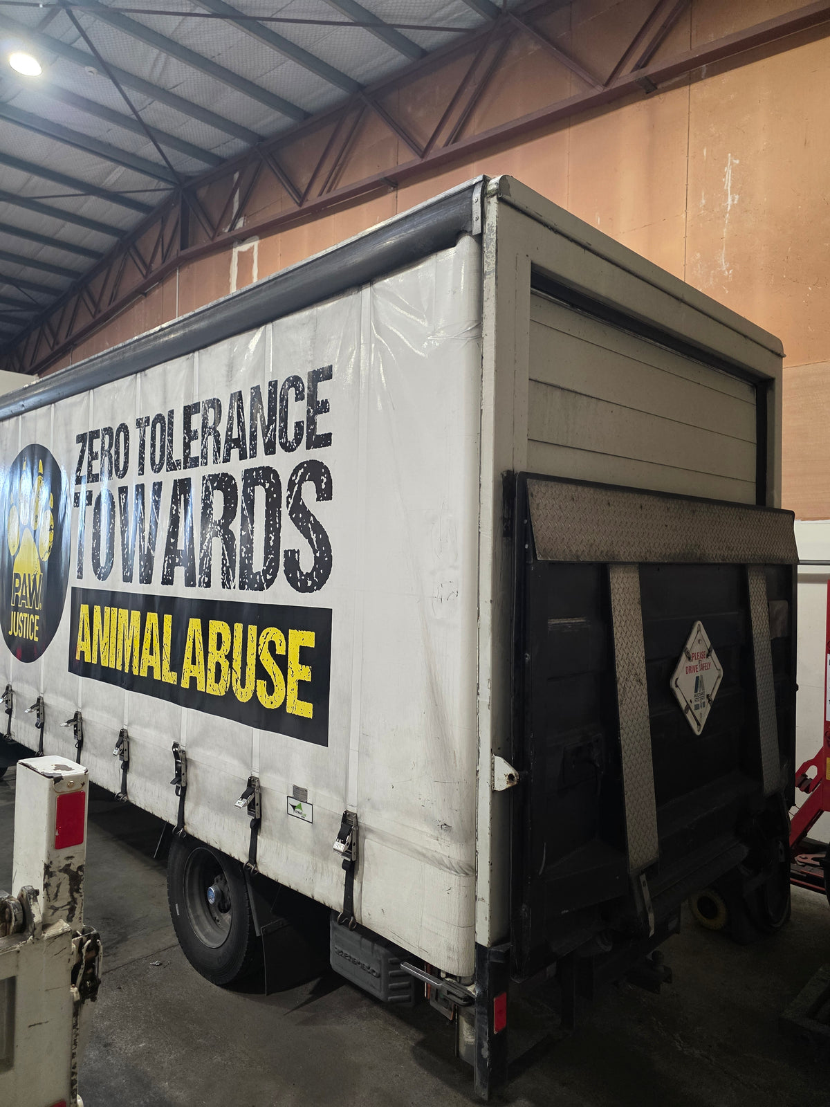 Box Body Hybrid Curtainsider (One side curtain one hard side) with Tail Lift