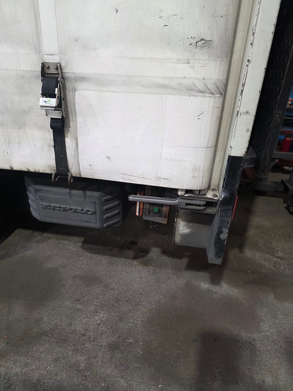 Box Body Hybrid Curtainsider (One side curtain one hard side) with Tail Lift
