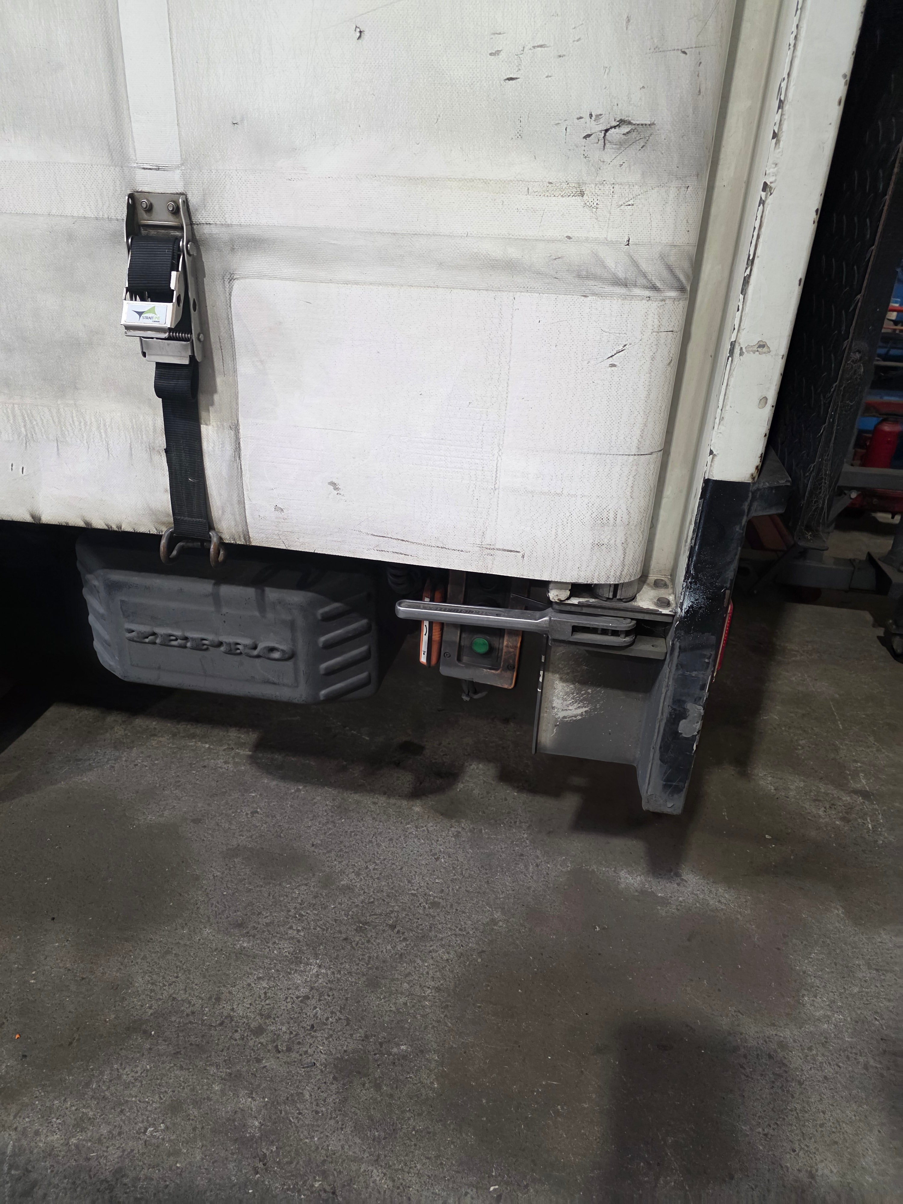 Box Body Hybrid Curtainsider (One side curtain one hard side) with Tail Lift